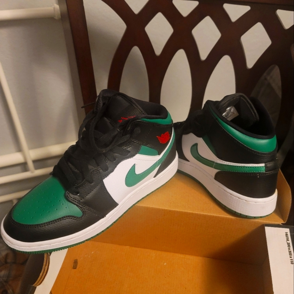 Nike Air Jordan 1 Mid GS Youth 6, Woman 7.5